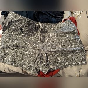 Patterned shorts size 18